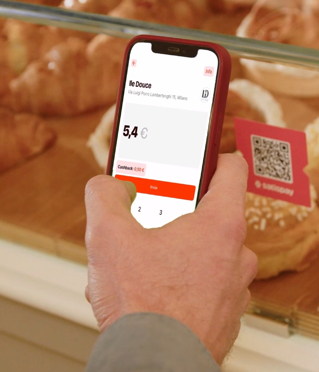 Pagamento con l’app Satispay dallo smartphone in una pasticceria