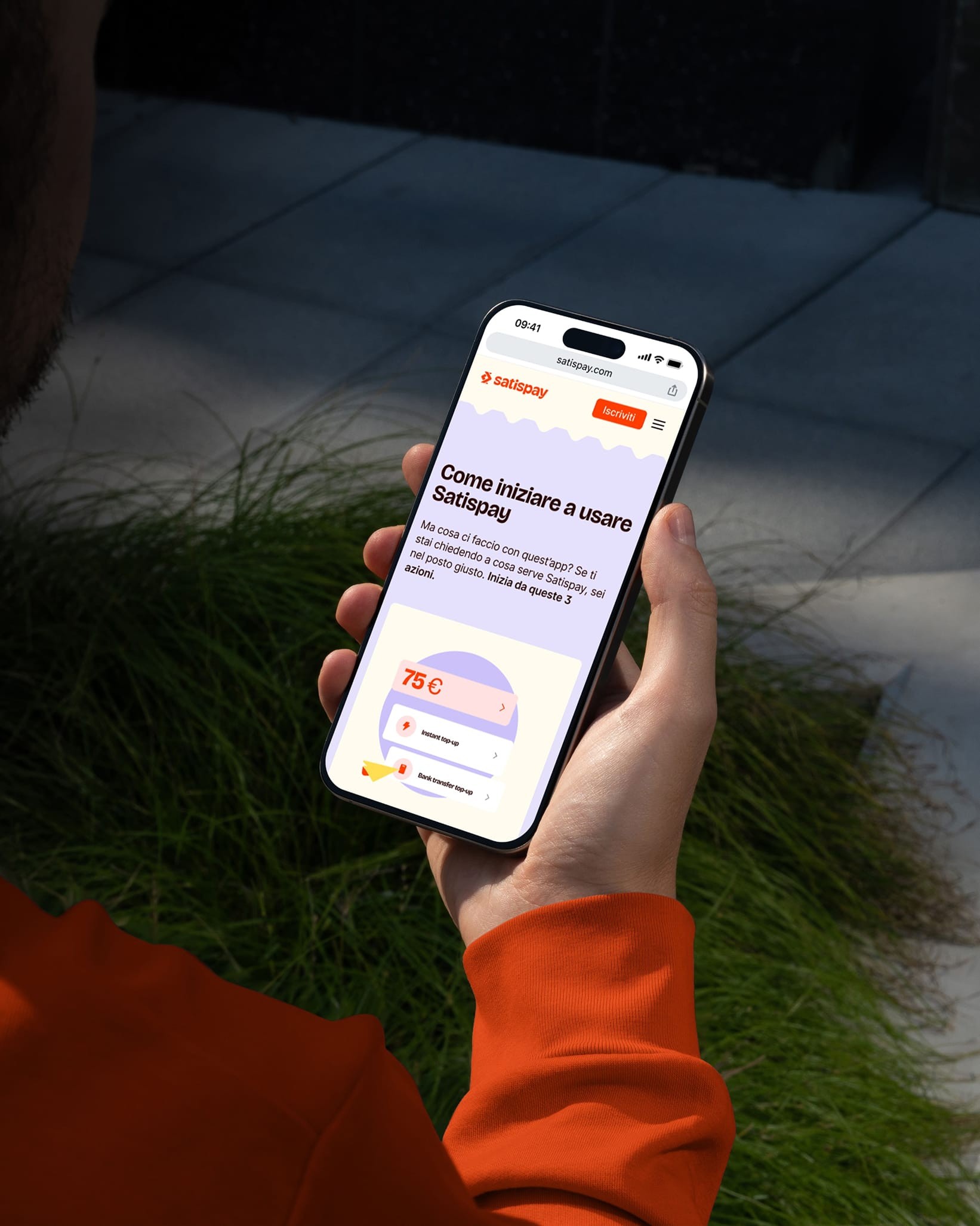 Smartphone con la guida Come iniziare a usare Satispay
